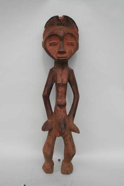 MBole(statue), d`afrique : rep.dem.Congo, statuette MBole(statue), masque ancien africain MBole(statue), art du rep.dem.Congo - Art Africain, collection privées Belgique. Statue africaine de la tribu des MBole(statue), provenant du rep.dem.Congo, 1444/1378.Statue appelée le Pendu,sculpture OKIFA.Souvent sculptée par un sculpteur du même lignage que la victime,condamnée par le LILWA tribunal.Les statues sont gardées dans une hutte de la forêt.Les femmes et les enfants ne peuvent les regarder.1ère moitié du 20eme sc.Ces statues sont attachées,couchées sur une civière(pères blancs)

Mbole beeld genaamd Okifa De opgehangene, de ter dood veroordeelde door het Lilwa tribunaal.Het is meestal gebeeldhouwd door iemand van de familie van de veroordeelde. De beelden zijn bewaard in een hut en mogen niet gezien worden door vrouwen en kinderen.
1ste helft 20ste eeuw.Deze beelden worden vastgebonden op een draagbed.. art,culture,masque,statue,statuette,pot,ivoire,exposition,expo,masque original,masques,statues,statuettes,pots,expositions,expo,masques originaux,collectionneur d`art,art africain,culture africaine,masque africain,statue africaine,statuette africaine,pot africain,ivoire africain,exposition africain,expo africain,masque origina africainl,masques africains,statues africaines,statuettes africaines,pots africains,expositions africaines,expo africaines,masques originaux  africains,collectionneur d`art africain